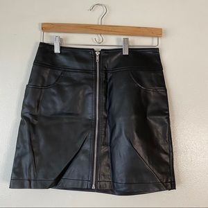 Forever 21 2-Pocket Faux Leather Skirt w Zipper